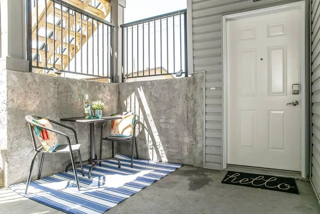 Bright Spacious Suite - King Bed - Long Stays -Wifi Edmonton 0*,  Kanada