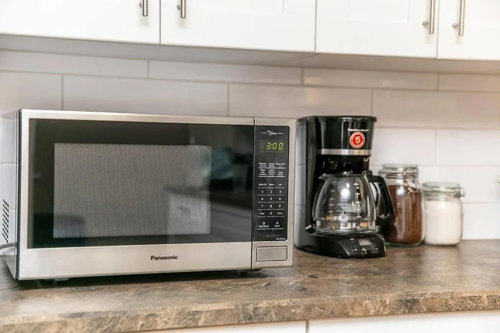Bright Spacious Suite - King Bed - Long Stays -Wifi Edmonton 0*,  Kanada